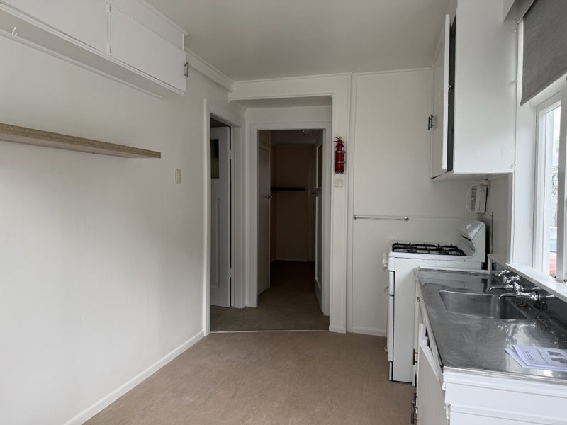 8 Rixon Grove, Mount Victoria, Wellington - Carousel 2