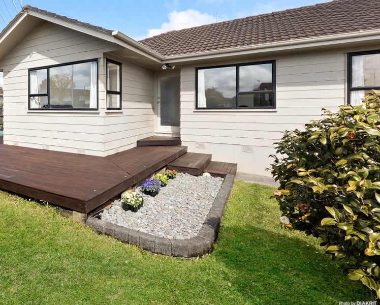 2/16 Cabello Place, Unsworth Heights, Auckland - Carousel 1