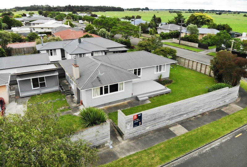 2 Tararua Terrace, Cloverlea, Palmerston North - Carousel 2