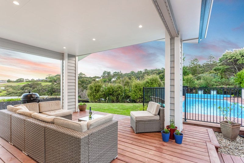 2 Tirohanga Crescent, Stanmore Bay, Whangaparaoa - Carousel 2