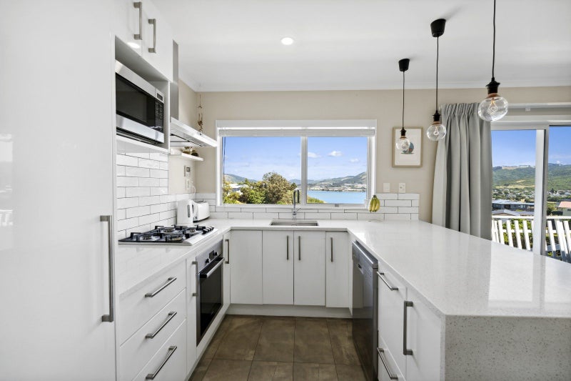 10 Inlet View, Titahi Bay, Porirua - Carousel 2