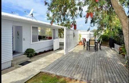 3B Dallinghoe Crescent, Milford, Auckland - Carousel 1