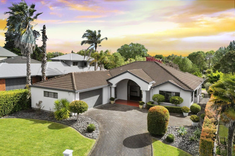 19 Montrose Crescent, Huntington, Hamilton - Carousel 2