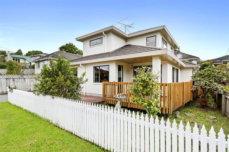 23A Larsen Crescent, Tawa, Wellington - Carousel 1