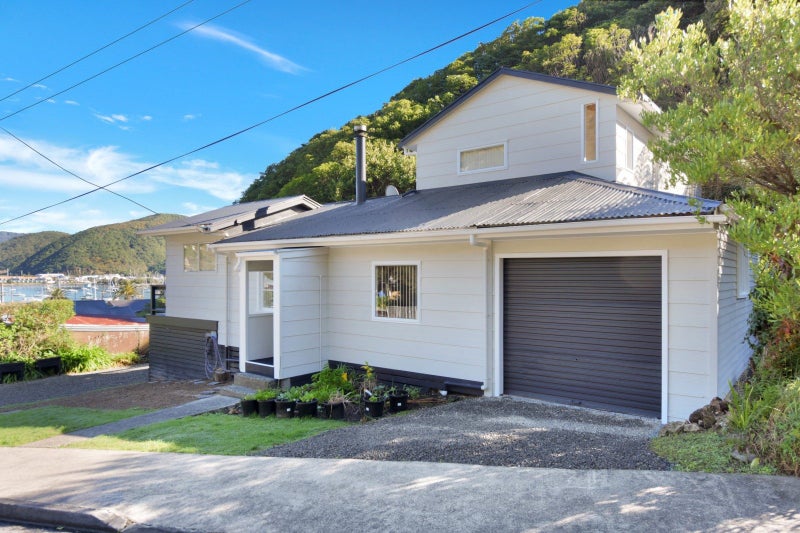 12 Arthur Crescent, Waikawa, Picton - Carousel 1