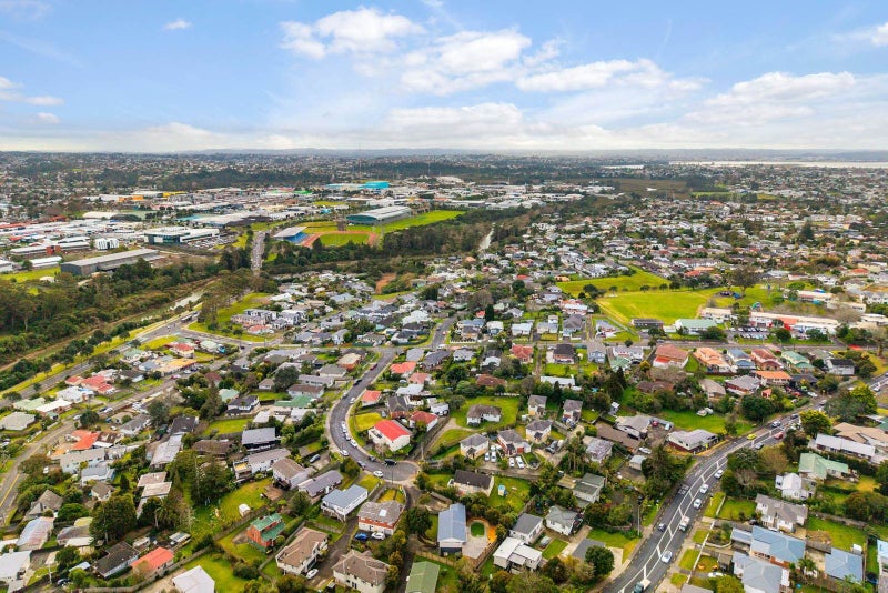 18 Castaing Crescent, Te Atatu South, Auckland - Carousel 21