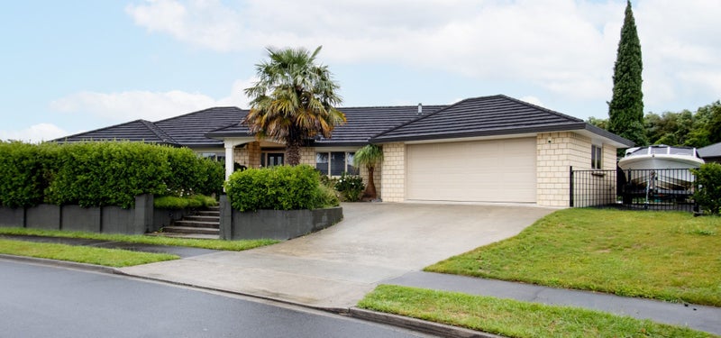 16 Palliser Drive, Huntington, Hamilton - Carousel 1