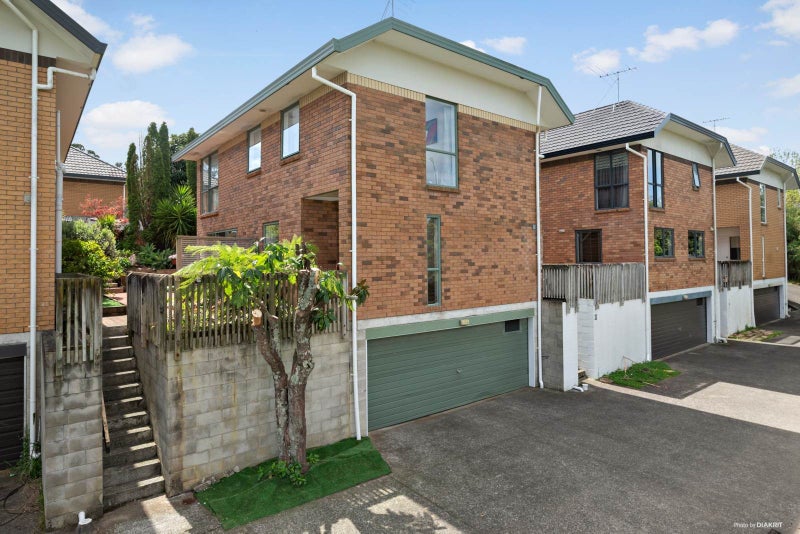 10/12 Northcross Drive, Oteha, Auckland - Carousel 1