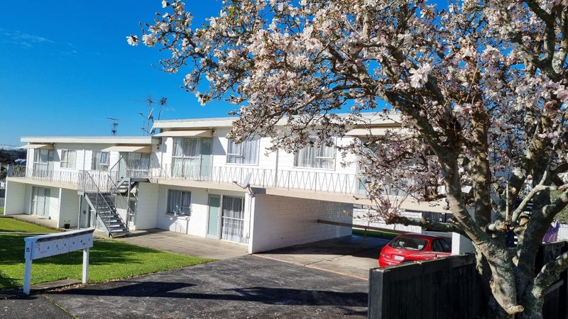 2/15 Lloyd Avenue, Mount Albert, Auckland - Carousel 1