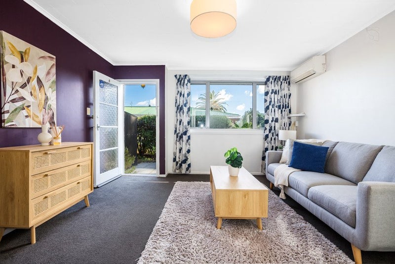 4/12 Poplar Grove, Ebdentown, Upper Hutt - Carousel 1