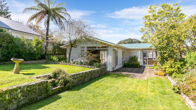 8 Simla Crescent, Khandallah, Wellington - Carousel 1
