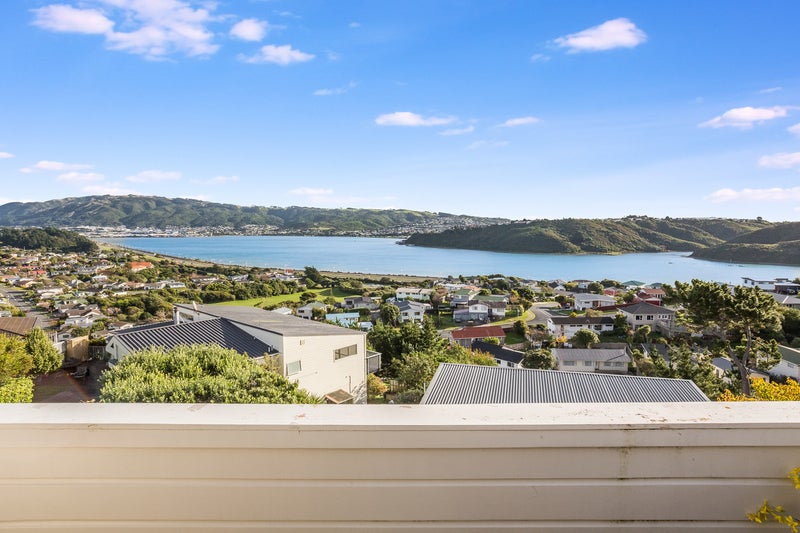 8 Moray Place, Papakowhai, Porirua - Carousel 2