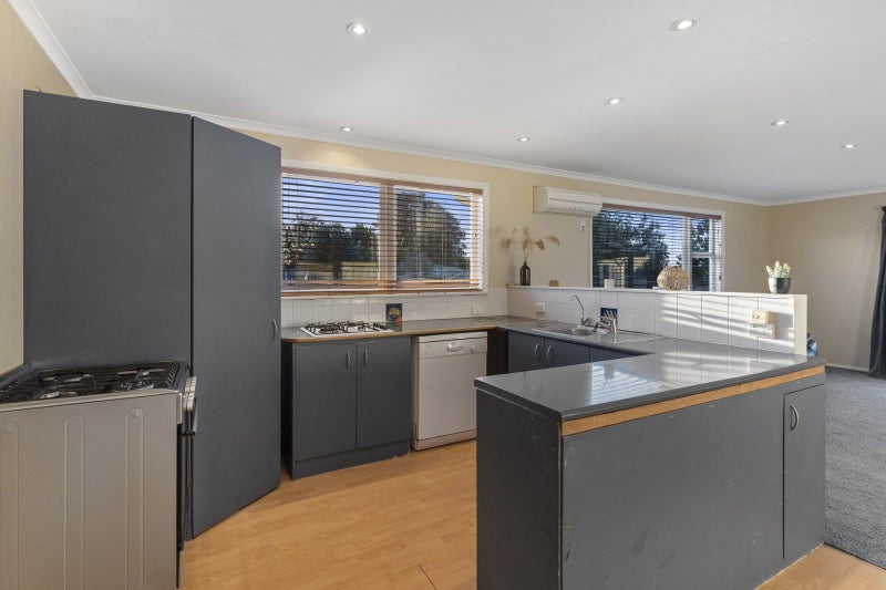 27 Eatwell Avenue, Paraparaumu Beach, Paraparaumu - Carousel 1