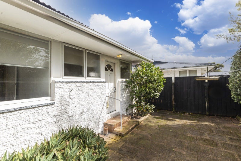 2/5 Pitt Place, St Albans, Christchurch - Carousel 11