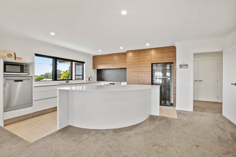 3F Honeyfield Drive, Whalers Gate, New Plymouth - Carousel 2