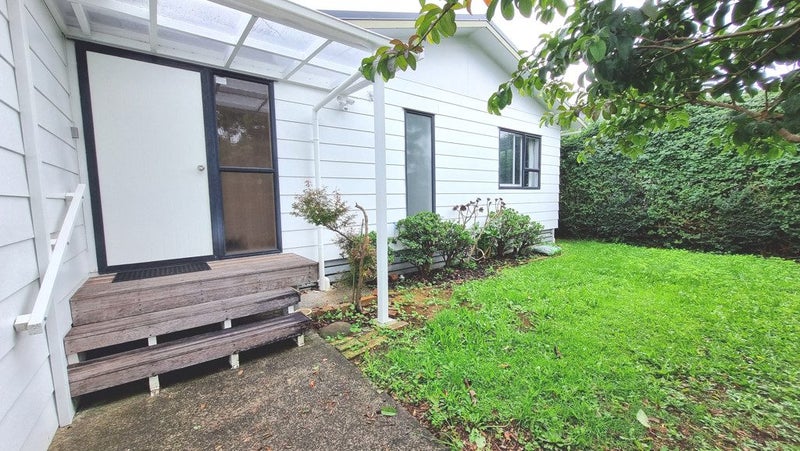 2/5 Owairaka Avenue, Mount Albert, Auckland - Carousel 1