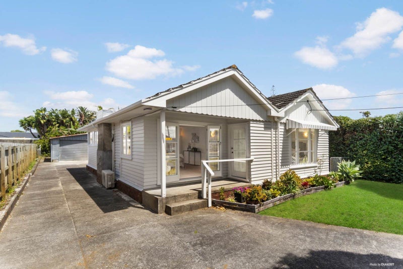 24 Taikata Road, Te Atatu Peninsula, Auckland - Carousel 2