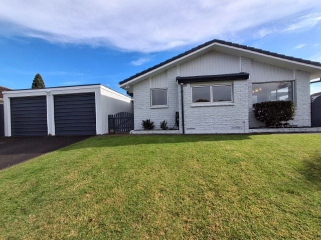 17 Endeavour Avenue, Welcome Bay, Tauranga - Carousel 1