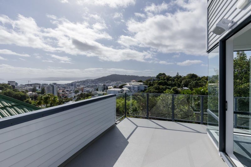 9 Durham Crescent, Aro Valley, Wellington - Carousel 1