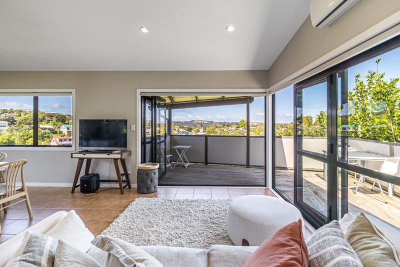 16 Wellington Road, Surfdale, Waiheke Island - Carousel 2