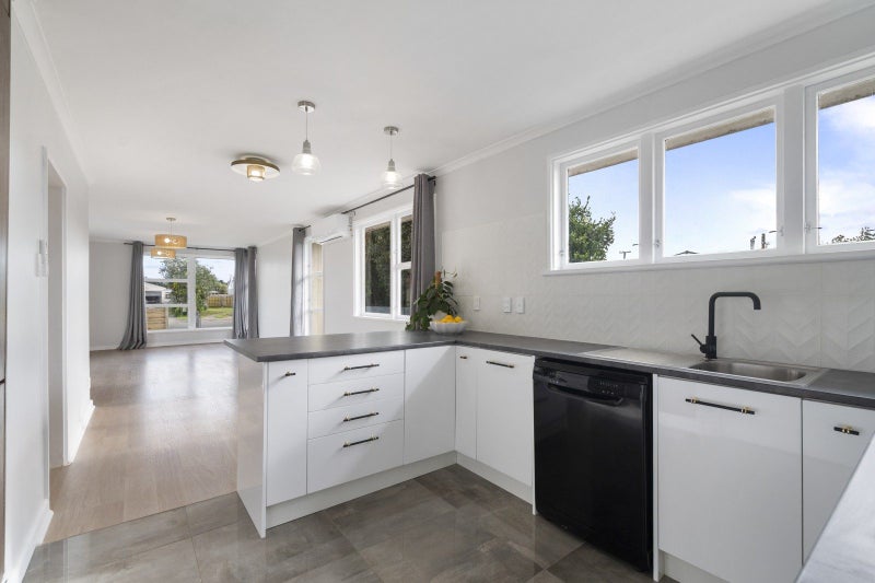 3 Clifton Street, Bulls - Carousel 2