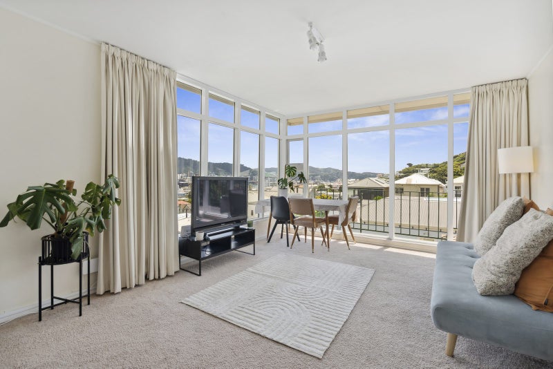 8/2 Scarborough Terrace, Mount Victoria, Wellington - Carousel 1