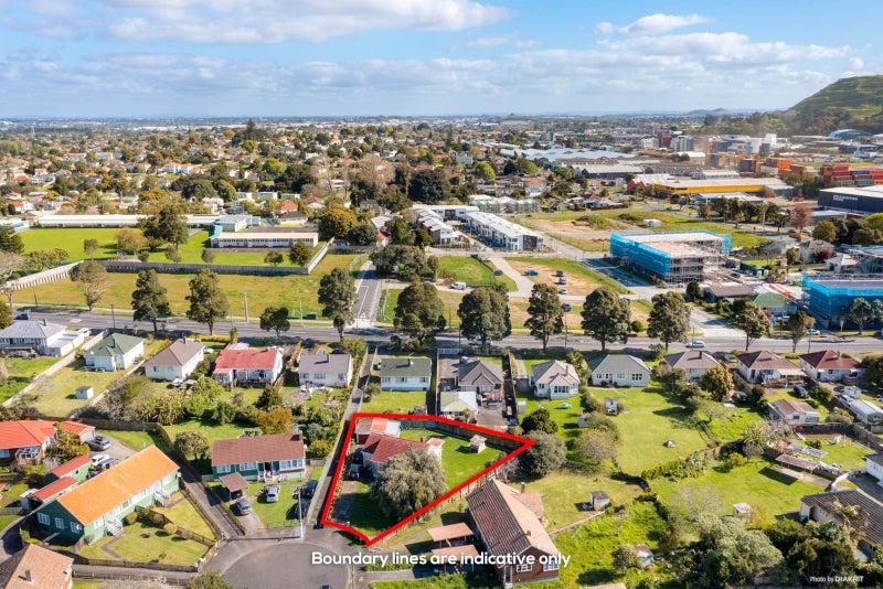 39 Holland Avenue, Point England, Auckland - Carousel 2