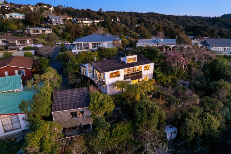 13 Kenilworth Grove, Silverstream, Upper Hutt - Carousel 1