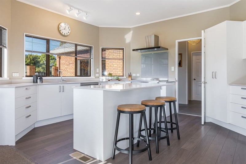 2 Saunders Close, Whitby, Porirua - Carousel 2