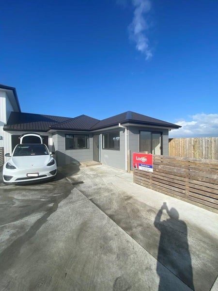 2/10 Ekara Road, Flagstaff, Hamilton - Carousel 1