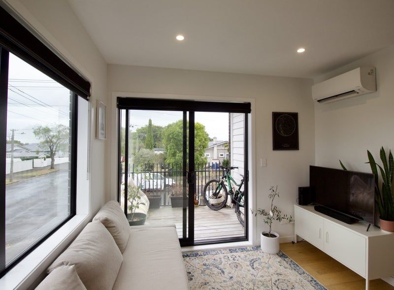 3/32 Smale Street, Point Chevalier, Auckland - Carousel 1