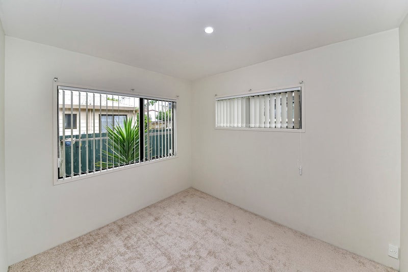 2/11 Barneys Farm Road, Clendon Park, Auckland - Carousel 2