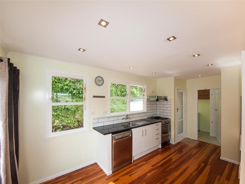 6 Beverley Grove, Paparangi, Wellington - Carousel 2