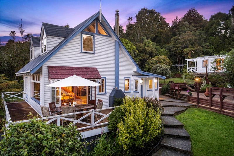 552 Scenic Drive, Waiatarua, Auckland - Carousel 1