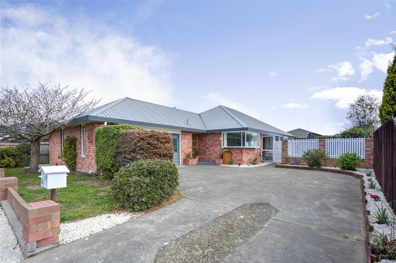 15 Giles Place, Shirley, Christchurch - Carousel 1