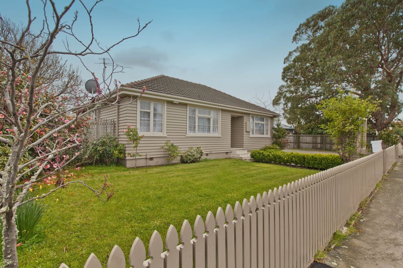 11 Gamblins Road, Saint Martins, Christchurch - Carousel 1