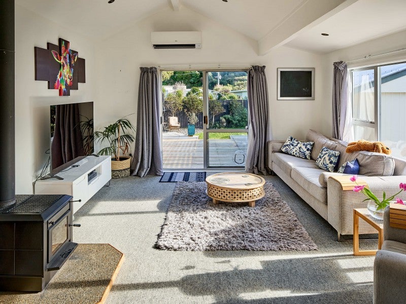 37 Cluny Road, Plimmerton, Porirua - Carousel 1