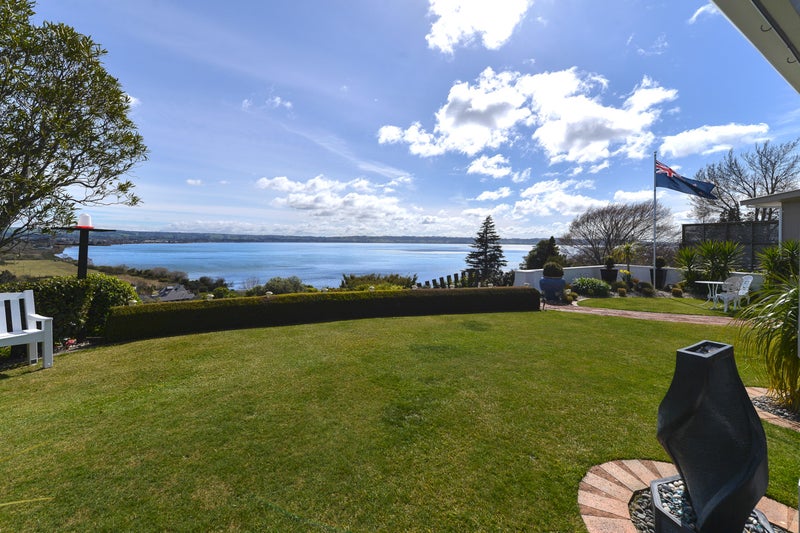 12 Naera Place, Kawaha Point, Rotorua - Carousel 1