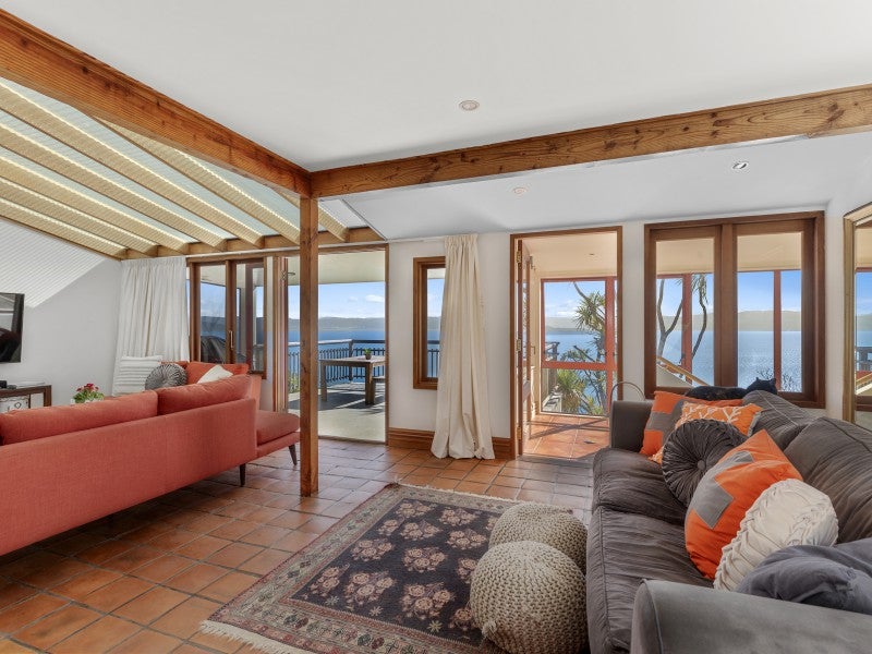 64 Ferry Road, Days Bay, Lower Hutt - Carousel 2