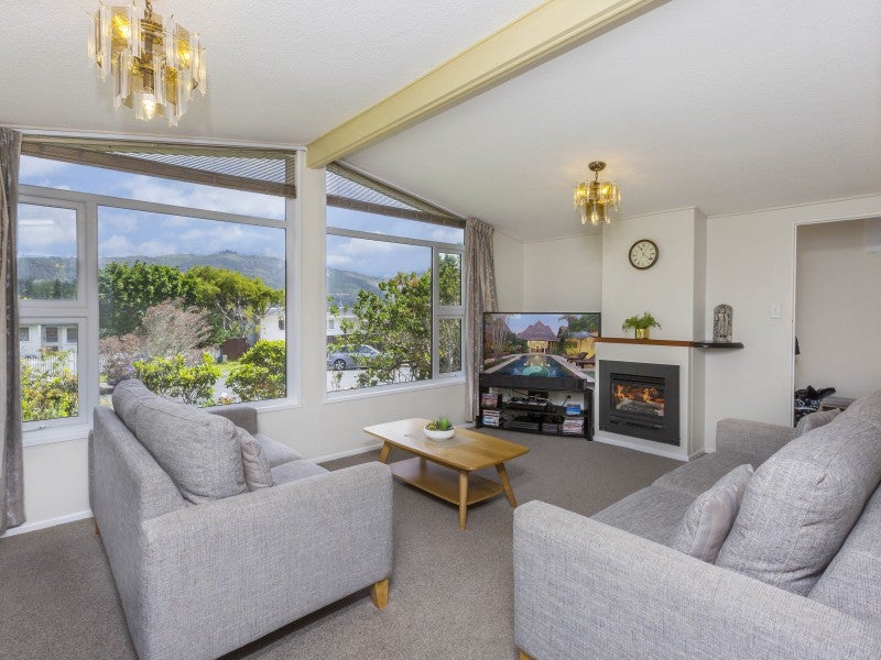 14 Dunsandel Grove, Silverstream, Upper Hutt - Carousel 2