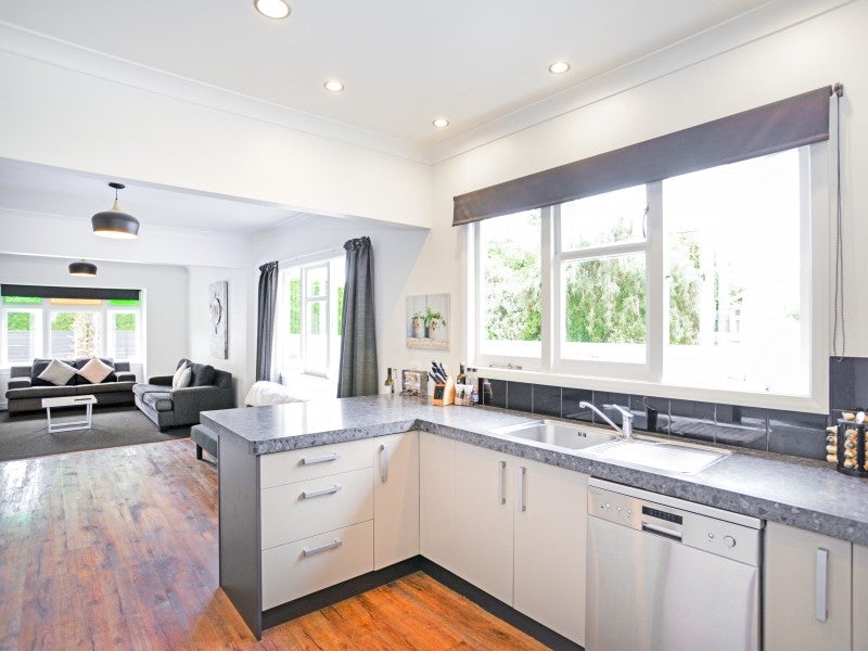 405 Collinge Road, Mayfair, Hastings - Carousel 1