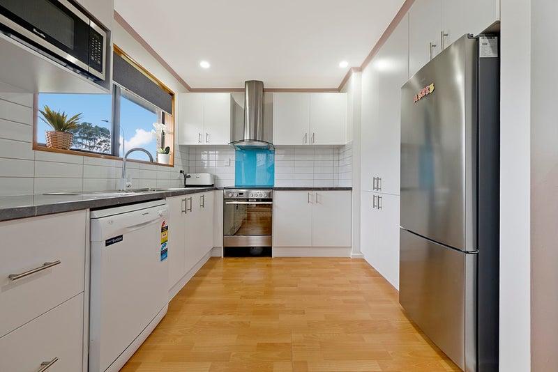 8 Honeysuckle Place, Northcote, Christchurch - Carousel 2