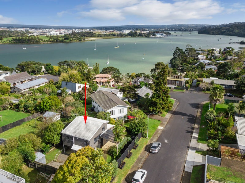 2/2 Oruamo Place, Beach Haven, Auckland - Carousel 1