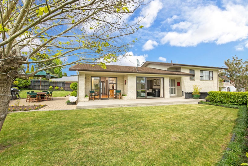 2 Lilian Place, Farm Cove, Auckland - Carousel 2