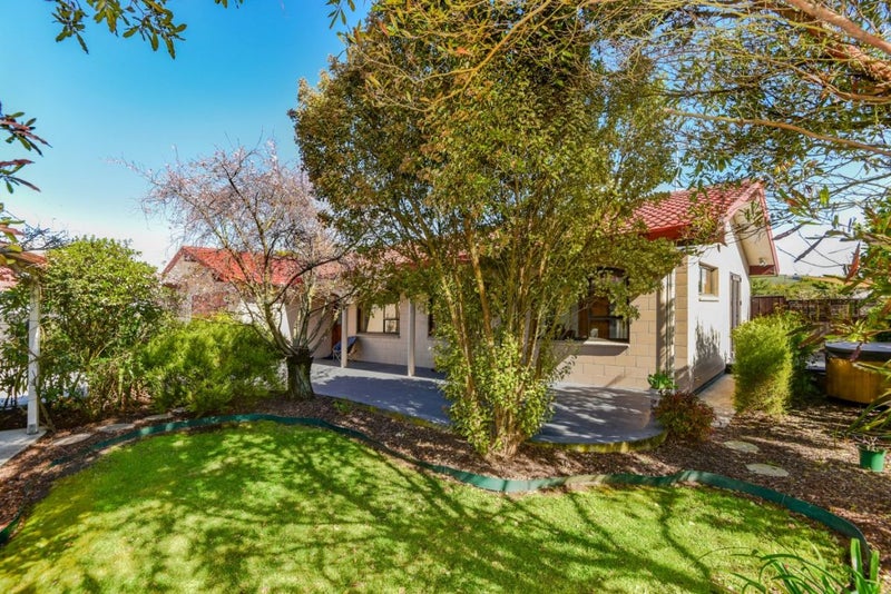 8 Hersham Place, Bromley, Christchurch - Carousel 1