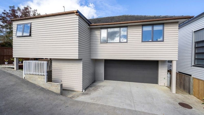 19B Eastview Road, Glen Innes, Auckland - Carousel 1