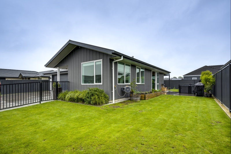 6 Meech Way, Frimley, Hastings - Carousel 2