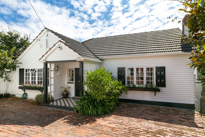 8 Donald Crescent, Karori, Wellington - Carousel 1