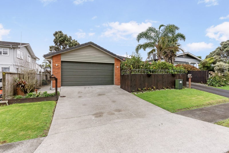 25 McInnes Road, Weymouth, Auckland - Carousel 1