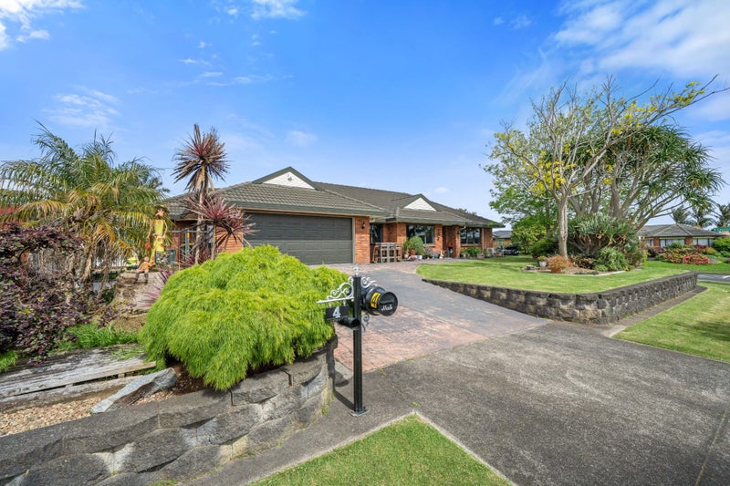 4 Castlehill Court, Wattle Downs, Auckland - Carousel 1